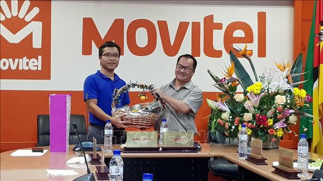 Trong ảnh: Ông Tạ Quang Thiệp (bên phải), chuyên gia giáo dục, đại diện cộng đồng người Việt ở nước sở tại chúc mừng Công ty Movitel nhân ngày thành lập QĐND. Ảnh: Đình Lượng – TTXVN