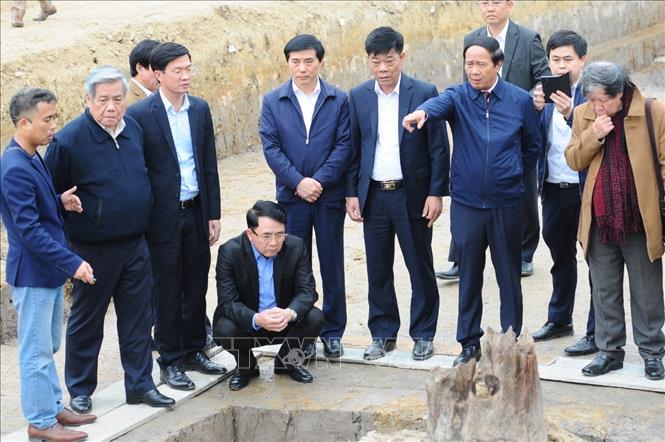 Trong ảnh: Đồng chí Lê Văn Thành, Bí thư Thành ủy, Chủ tịch Hội đồng nhân dân thành phố Hải Phòng với các đại biểu tại Bãi cọc gỗ được khai quật ngày 20/12/2019. Ảnh: An Đăng - TTXVN