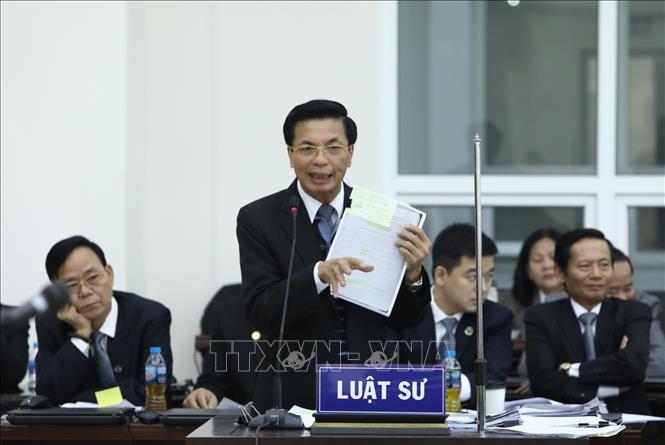 Trong ảnh: Luật sư Phạm Công Hùng bào chữa cho bị cáo tại phiên tòa. Ảnh: Văn Điệp – TTXVN