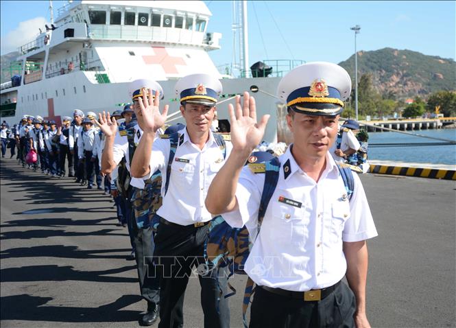 Trong ảnh: Cán bộ, chiến sĩ hải quân lên tàu, ra nhận nhiệm vụ tại huyện đảo Trường Sa. Ảnh: Văn Dũng - TTXVN