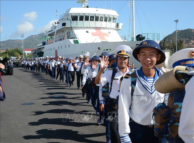 Trong ảnh: Cán bộ, chiến sĩ hải quân lên tàu, ra nhận nhiệm vụ tại huyện đảo Trường Sa. Ảnh: Văn Dũng - TTXVN