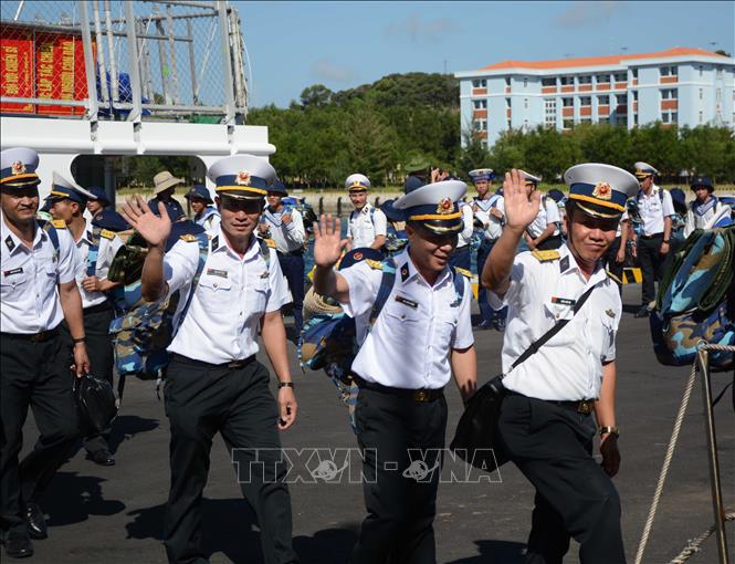 Trong ảnh: Cán bộ, chiến sĩ hải quân lên tàu, ra nhận nhiệm vụ tại huyện đảo Trường Sa. Ảnh: Văn Dũng - TTXVN