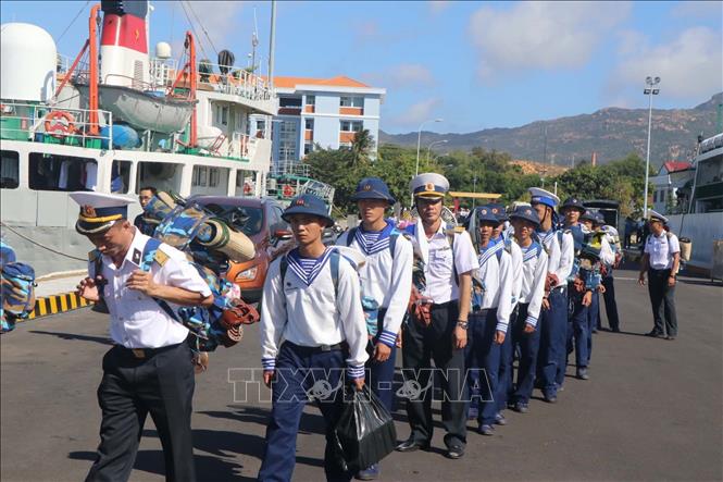Trong ảnh: Chiến sỹ mới lên tàu chuẩn bị ra Trường Sa, tỉnh Khánh Hòa. Ảnh: Nguyễn Văn Nhật - TTXVN