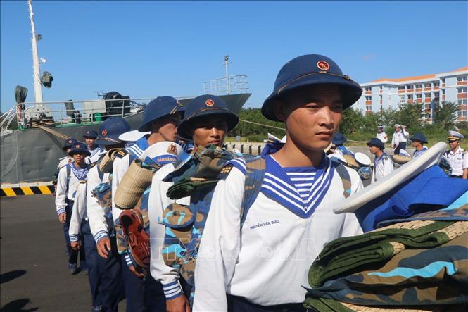 Trong ảnh: Chiến sỹ mới lên tàu chuẩn bị ra Trường Sa, tỉnh Khánh Hòa. Ảnh: Nguyễn Văn Nhật - TTXVN