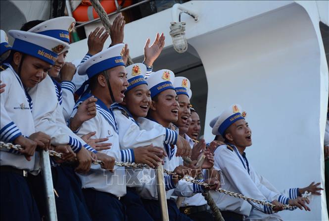 Các chiến sĩ, cán bộ giao lưu văn nghệ trước giờ lên đường. Ảnh: Văn Dũng - TTXVN