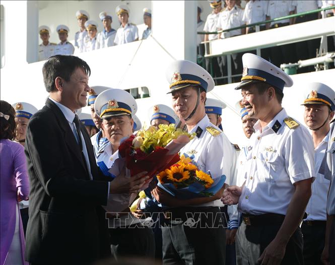 Lãnh đạo tỉnh Khánh Hòa tặng quà cho đại diện các tàu đi công tác Trường Sa. Ảnh: Văn Dũng - TTXVN