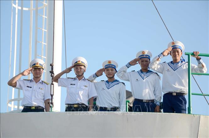 Cán bộ, chiến sĩ chào tạm biệt đất liền. Ảnh: Văn Dũng - TTXVN