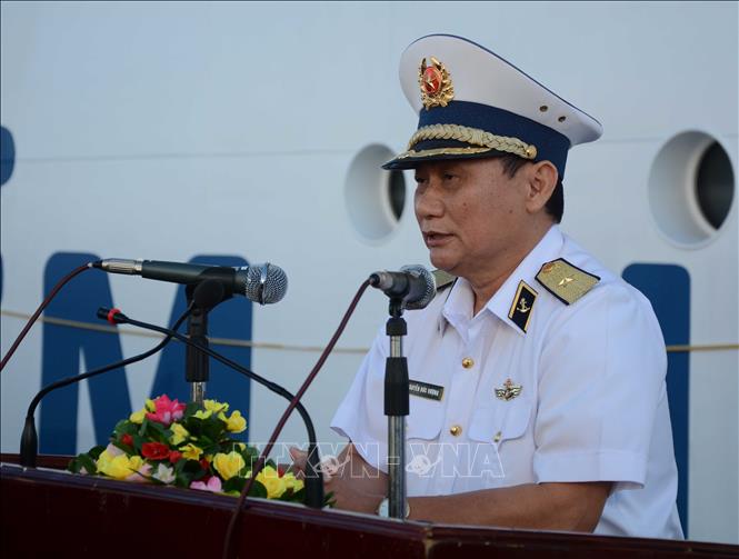 Chuẩn Đô đốc Nguyễn Đức Vượng, Bí thư Đảng ủy, Chính ủy Vùng 4 Hải quân phát biểu tại buổi lễ tiễn đoàn công tác ra Trường Sa. Ảnh: Văn Dũng - TTXVN