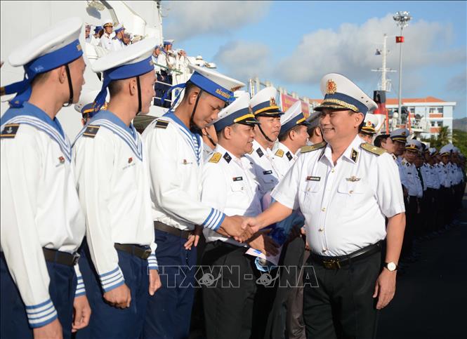 Chuẩn Đô đốc Nguyễn Đức Vượng, Bí thư Đảng ủy, Chính ủy Vùng 4 Hải quân động viên các cán bộ, chiến sĩ trong đoàn công tác. Ảnh: Văn Dũng - TTXVN