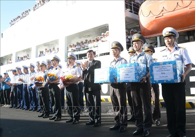 Lãnh đạo tỉnh Khánh Hòa tặng quà cho đại diện các tàu đi công tác Trường Sa. Ảnh: Văn Dũng - TTXVN