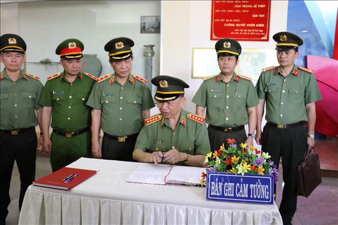 Bộ trưởng Công an Tô Lâm thăm Khu di tích lịch sử Ban An ninh Trung ương Cục miền Nam và tặng ...