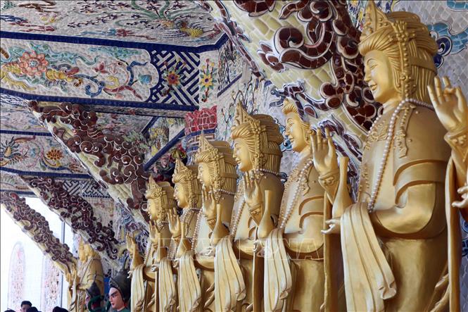 Trong ảnh: Hơn 300 tượng Quan Thế Âm được xếp trong nội điện. Ảnh: Nhật Anh - TTXVN
