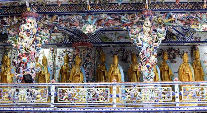 Trong ảnh: Hơn 300 tượng Quan Thế Âm được xếp trong nội điện. Ảnh: Nhật Anh - TTXVN