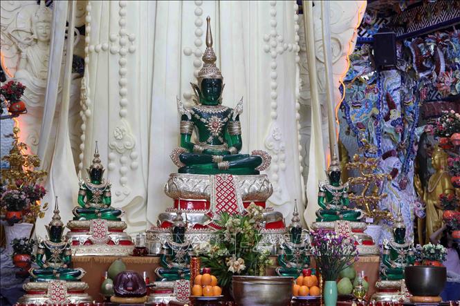 Trong ảnh: Những bức tượng phật ngọc quý hiếm tại chùa Linh Phước. Ảnh: Nhật Anh - TTXVN