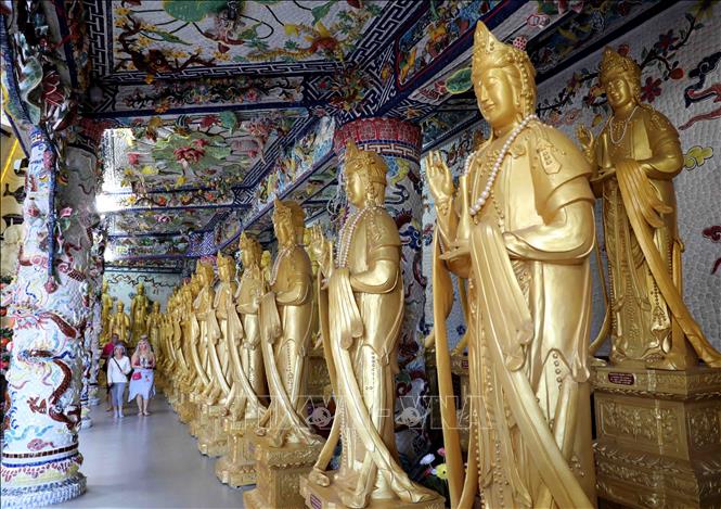 Trong ảnh: Chùa Linh Phước thu hút du khách trong và ngoài nước. Ảnh: Nhật Anh - TTXVN
