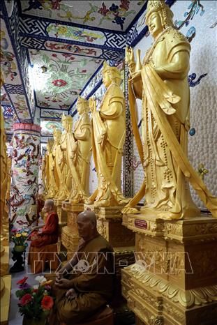 Trong ảnh: Những bức tượng sáp giống như người thật được trưng bày trong chùa. Ảnh: Nhật Anh - TTXVN