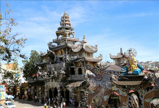Trong ảnh: Cổng chùa Linh Phước. Ảnh: Nhật Anh - TTXVN