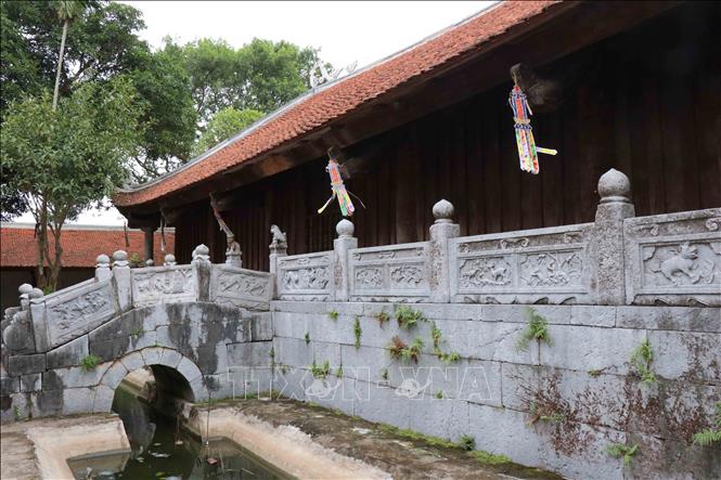 Trong ảnh: Cầu đá nối giữa Thượng Điện và tòa Tích Thiện Am bắc ngang hồ sen dài 4m gồm 3 nhịp uốn cong vồng. Mặt cầu lát đá xanh, hai bên cầu có 12 bức phù điêu đá chạm chim muông, hoa lá công phu, tinh xảo. Ảnh: Thanh Thương – TTXVN