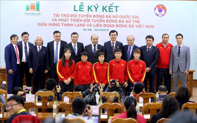 Trong ảnh: Các đại biểu cùng thành viên Đội tuyển Bóng đá nữ Việt Nam chụp ảnh lưu niệm tại buổi lễ. Ảnh: Thành Đạt - TTXVN