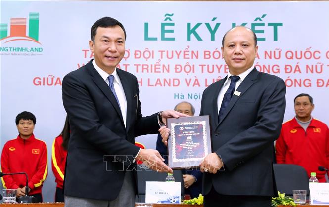 Trong ảnh: Ông Lê Trọng Khương, Tổng giám đốc Tập đoàn Hưng Thịnh Land trao tặng 1 tỉ đồng cho cả Đội tuyển và 300 triệu cho Ban huấn luyện Bóng đá nữ Việt Nam tại buổi lễ. Ảnh: Thành Đạt - TTXVN