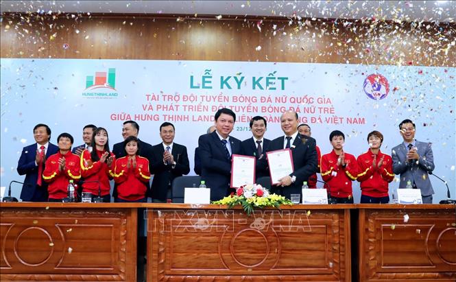 Trong ảnh: Lễ ký kết tài trợ Đội tuyển Bóng đá nữ Quốc gia và phát triển đội bóng đá nữ trẻ giữa Tập đoàn Hưng Thịnh Land và LĐBĐ Việt Nam. Ảnh: Thành Đạt - TTXVN