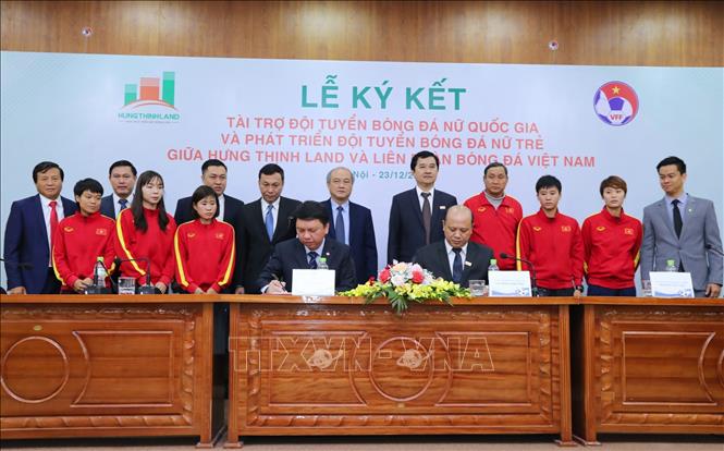 Trong ảnh: Lễ ký kết tài trợ Đội tuyển Bóng đá nữ Quốc gia và phát triển đội bóng đá nữ trẻ giữa Tập đoàn Hưng Thịnh Land và LĐBĐ Việt Nam. Ảnh: Thành Đạt - TTXVN