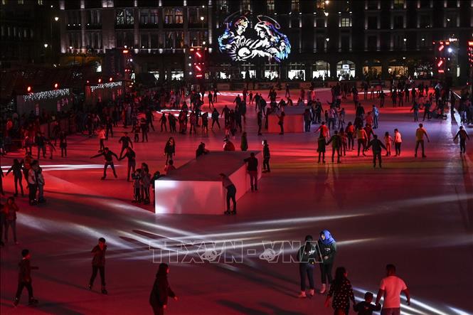 Trong ảnh: Du khách trượt băng trên sân băng nhân tạo Zocalo tại Mexico City, Mexico, ngày 17/12/2019. Ảnh: AFP/ TTXVN