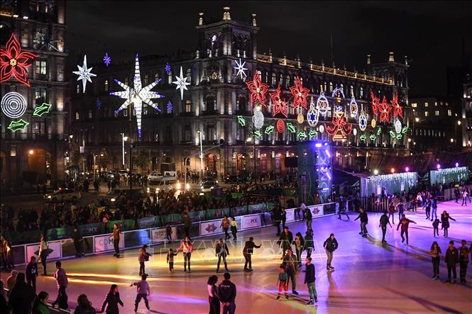 Trong ảnh: Du khách trượt băng trên sân băng nhân tạo Zocalo tại Mexico City, Mexico, ngày 17/12/2019. Ảnh: AFP/ TTXVN