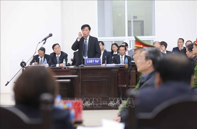 Trong ảnh: Luật sư Phạm Công Hùng bào chữa cho bị cáo Nguyễn Bắc Son (sinh năm 1953, cựu Bộ trưởng Bộ Thông tin và Truyền thông) đối đáp với Viện kiểm sát. Ảnh: Doãn Tấn - TTXVN