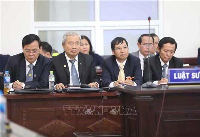Trong ảnh: Luật sư bào chữa cho các bị cáo tại phiên tòa. Ảnh: Doãn Tấn - TTXVN