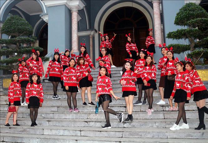 Trong ảnh: Các giáo dân với những trang phục Noel rộn ràng đón Giáng sinh 2019. Ảnh: Đại Nghĩa - TTXVN