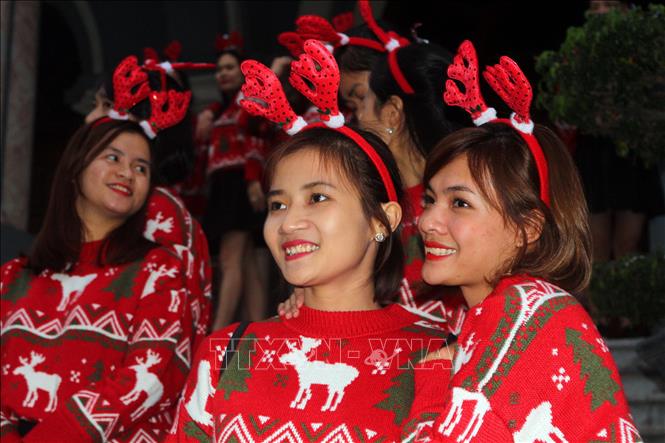 Trong ảnh: Giáo dân với những trang phục Noel rộn ràng đón Giáng sinh 2019. Ảnh: Đại Nghĩa - TTXVN