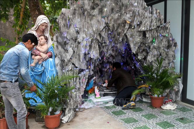 Trong ảnh: Trang trí hang đá tại Nhà thờ Phủ Lý, Giáo xứ Phủ Lý thuộc Tổng giáo phận Hà Nội. Ảnh: Đại Nghĩa - TTXVN