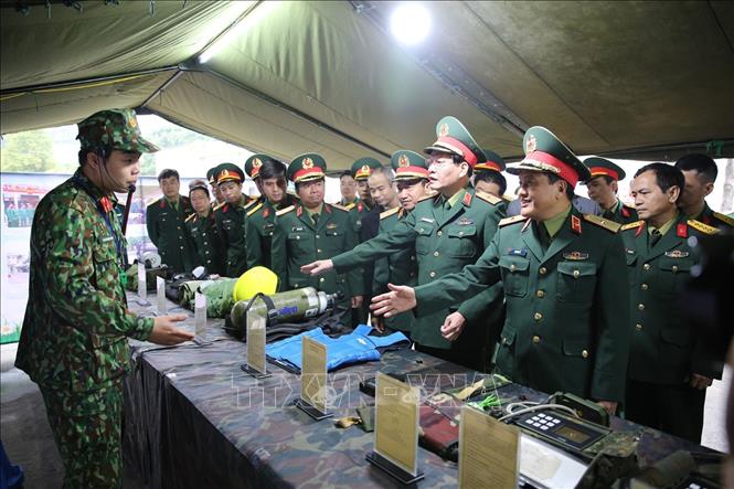 Trong ảnh: Các đại biểu tham quan trưng bày các thiết bị của lực lượng phòng hóa. Ảnh: Dương Giang - TTXVN