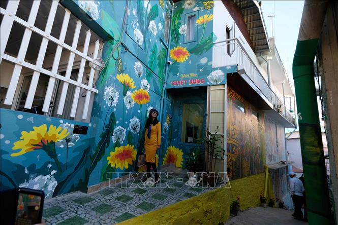 Photo: A corner of Doc Ba Lang Art Street. VNA Photo: Đặng Tuấn