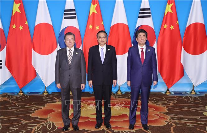 Trong ảnh: Thủ tướng Trung Quốc Lý Khắc Cường (giữa), Thủ tướng Nhật Bản Shinzo Abe (phải) và Tổng thống Hàn Quốc Moon Jae-in trong cuộc hội đàm ba bên tại Thành Đô, Trung Quốc, ngày 24/12/2019. Ảnh: Yonhap/ TTXVN