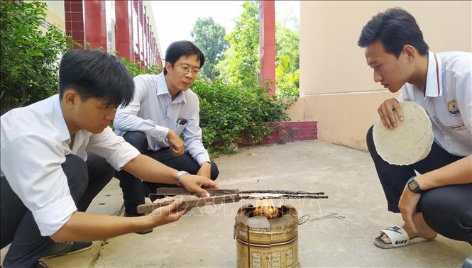 Trong ảnh: Thử nghiệm than tổ ong từ vỏ sầu riêng. Ảnh: Nam Thái - TTXVN
