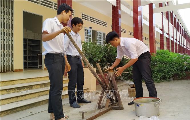 Trong ảnh: Quy trình ép than từ vỏ sầu riêng thành khối. Ảnh: Nam Thái - TTXVN