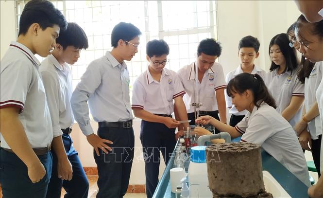 Trong ảnh: Nhóm nghiên cứu chế tạo than từ vỏ sầu riêng. Ảnh: Nam Thái - TTXVN