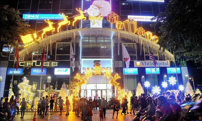 Trong ảnh: Diện mạo mới của Tòa nhà Sun Wah trên đường Nguyễn Huệ (quận 1) trong mùa Giáng sinh 2019. Ảnh: Xuân Khu-TTXVN
