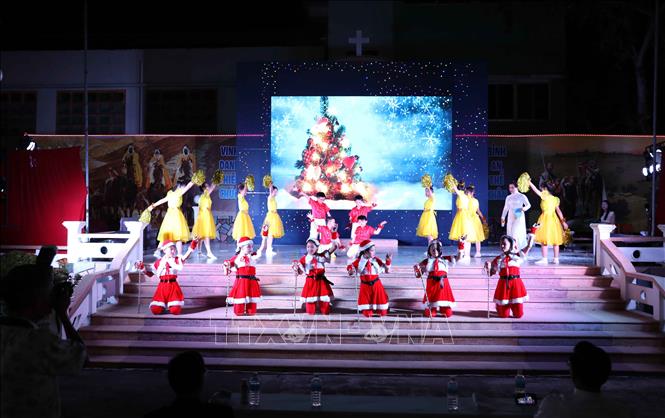 Trong ảnh: Tiết mục văn nghệ chào mừng Giáng sinh tại Nhà thờ Chính tòa Quy Nhơn(Bình Định). Ảnh: Thanh Tùng-TTXVN