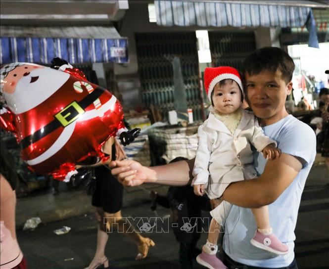 Trong ảnh: Các em nhỏ được bố mẹ đưa tới Nhà thờ Chính tòa Quy Nhơn để đón Giáng sinh. Ảnh: Thanh Tùng-TTXVN