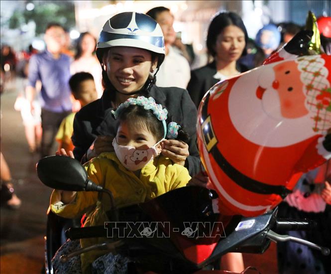 Trong ảnh: Các em nhỏ được bố mẹ đưa tới Nhà thờ Chính tòa Quy Nhơn để đón Giáng sinh. Ảnh: Thanh Tùng-TTXVN