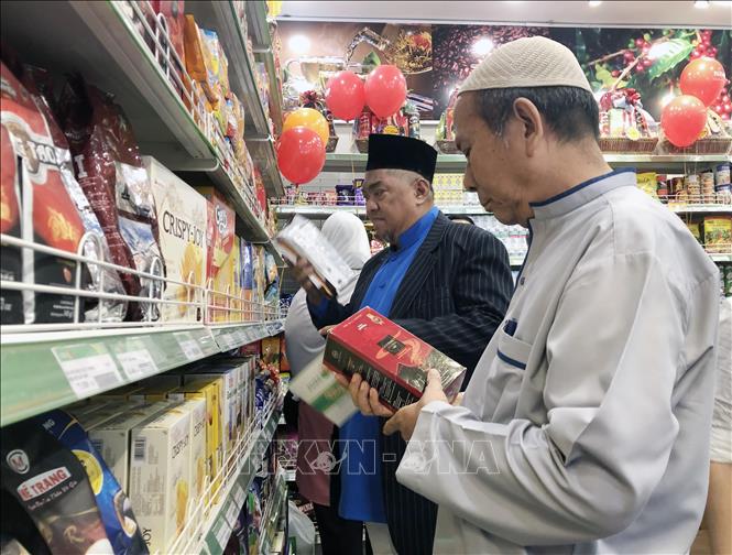 Trong ảnh: Người dân theo đạo Hồi tham quan, mua sắm tại cửa hàng thực phẩm tiện lợi Satrafoods Halal. Ảnh: Mỹ Phương – TTXVN
