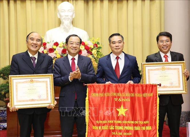 Trong ảnh: Chủ nhiệm Văn phòng Chủ tịch nước Đào Việt Trung tặng Cơ thi đua của Thủ tướng cho tập thể Vụ Thi đua, Khen thưởng Văn phòng Chủ tịch nước và Bằng khen của Thủ tướng cho các cá nhân. Ảnh: Dương Giang - TTXVN