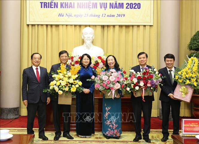 Trong ảnh: Phó Chủ tịch nước Đặng Thị Ngọc Thịnh tặng hoa chúc mừng các cá nhân nhận Huân chương Lao động của Chủ tịch nước. Ảnh: Dương Giang - TTXVN