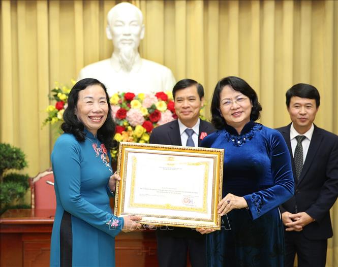 Trong ảnh: Phó Chủ tịch nước Đặng Thị Ngọc Thịnh trao Huân chương Lao động hạng Nhất của Chủ tịch nước cho bà Nguyễn Thị Dung, Trợ lý Phó Chủ tịch nước. Ảnh: Dương Giang - TTXVN