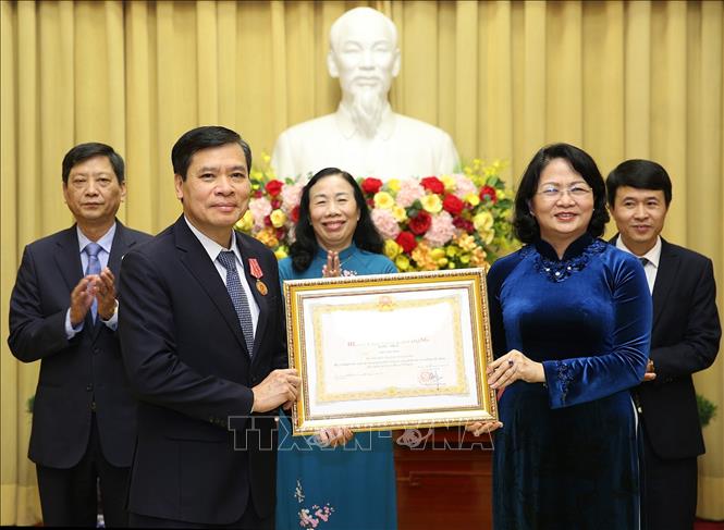 Trong ảnh: Phó Chủ tịch nước Đặng Thị Ngọc Thịnh trao Huân chương Lao động hạng Nhất của Chủ tịch nước cho ông Chu Văn Yêm, Phó Chủ nhiệm Văn phòng Chủ tịch nước. Ảnh: Dương Giang - TTXVN