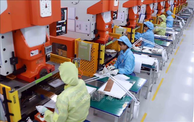 Trong ảnh: Công ty điện tử YPE Vina 100% vốn Hàn Quốc chuyên sản xuất và gia công bản mạch điện tử tại khu công nghiệp Bình Xuyên 2. Ảnh: Hoàng Hùng – TTXVN