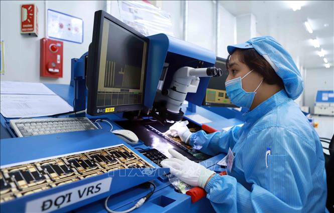 Trong ảnh: Công nhân  Công ty điện tử YPE Vina - Hàn Quốc Kiểm tra sản phẩm bản mạch điện tử. Ảnh: Hoàng Hùng – TTXVN